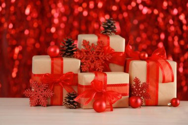 Noel hediyeleri ve bulanık ışıklar