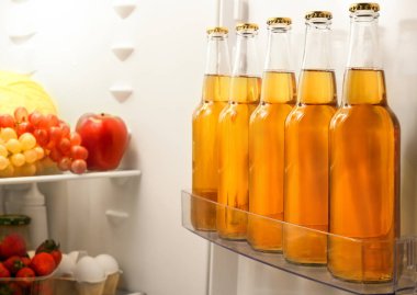 Limonata buzdolabına şişe