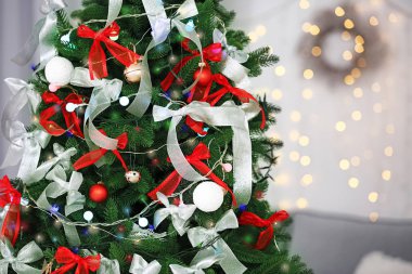 Noel için dekore edilmiş köknar ağacı