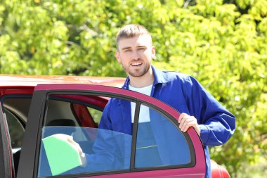 Çalışan temizlik araç penceresi