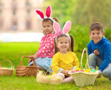 Çocuk parkında eğleniyor. Paskalya yumurtası avı kavramı