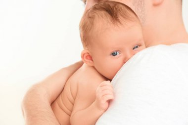 Baba beyaz zemin üzerine, portre sevimli yeni doğan holding