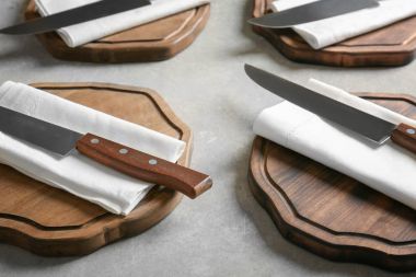 Bıçak peçete ve ahşap kurulları ile  