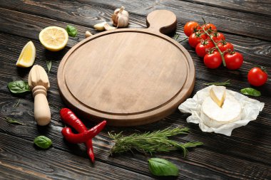 Ahşap tahta, peyniri ve sebze masada kompozisyonu