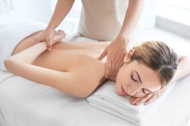 Masaj spa salonu sahip genç güzel kadın