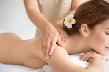 Genç bayan masaj yaptırıyor.