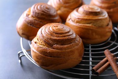 Raf soğutma tatlı tarçın rulo