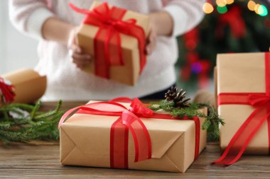 Noel hediye kutusu ve arka plan üzerinde kadın