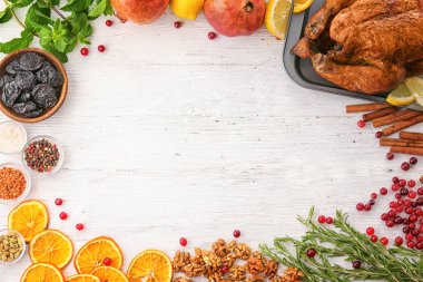 Bütün kavrulmuş Türkiye ve ahşap arka plan bazı ürünlerde kompozisyonu