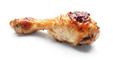 Beyaz arka planda kızarmış tavuk budu.