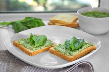 Ekmek lezzetli ıspanak sos ile