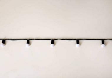 Beyaz arkaplanda Noel ışıkları