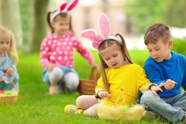 Çocuk parkında eğleniyor. Paskalya yumurtası avı kavramı