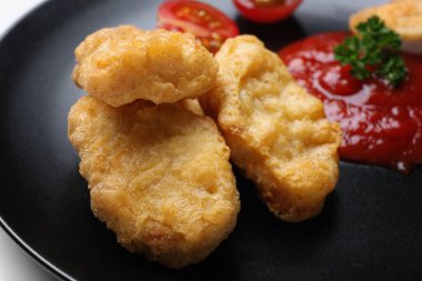 Lezzetli nuggets ve sos Tavuk plaka, closeup için