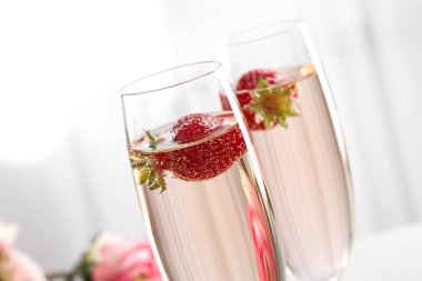 lezzetli şarap çilek ile 