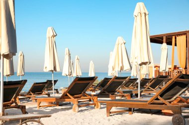 Veranda şemsiye plajda ile boş şezlong