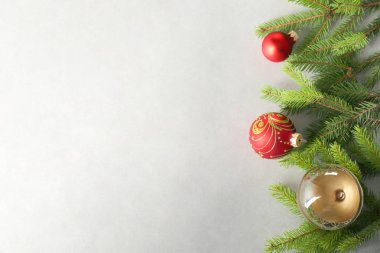 Noel topları ile çam ağacının dalları