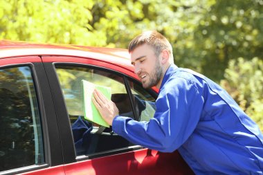 Çalışan temizlik araç penceresi