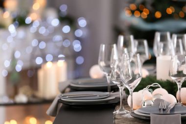 Noel yemeği için servis edilen masa.