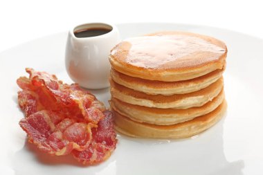 Lezzetli pankek ve pastırma beyaz arka plan üzerinde