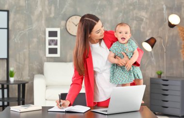 Anne kucağında bebek