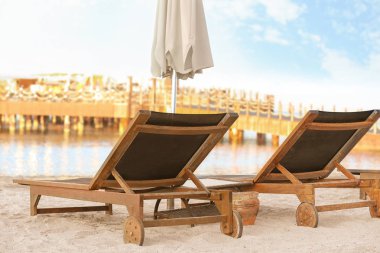 Konforlu şezlonglarla deniz Beach Resort