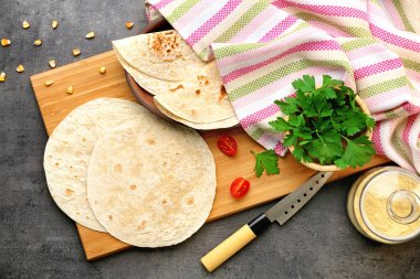 Ahşap mutfak masasında lezzetli ekmeği kurula