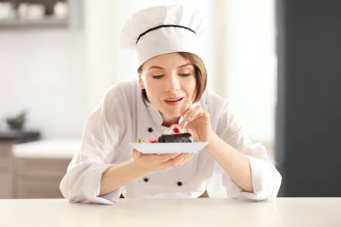Kadın Şef tatlı dekorasyon
