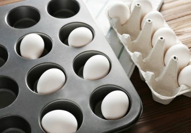 Masada katı pişmiş yumurta ile kek teneke ve karton paket