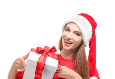 Noel Baba şapkası giftbox, beyaz arka plan üzerinde tutan güzel genç kadın