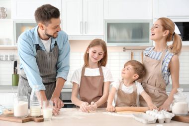 Mutfakta yemek aile. Pişirme Sınıflar kavramı