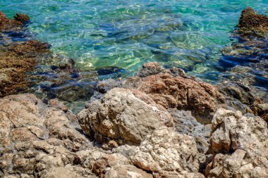 Kayalıklı deniz kıyısı 