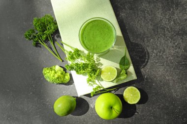 Taze yeşil smoothie ve malzemeler tablo