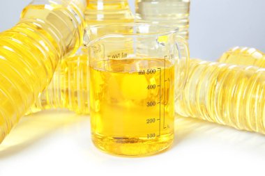 Kabı ve yemeklik yağ ile şişe 