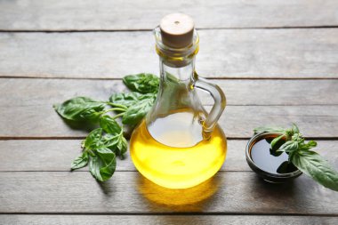 Ahşap masa üzerine yemek ile sürahi