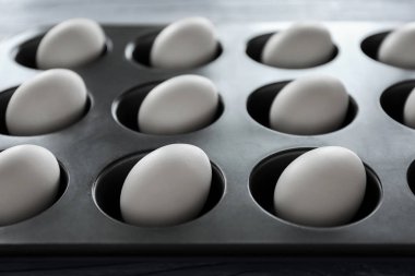 Çörek teneke, closeup içinde katı pişmiş yumurta