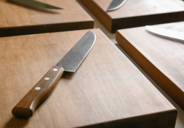 Bıçak ve ahşap mutfak masasında kurullarında. Pişirme Sınıflar kavramı