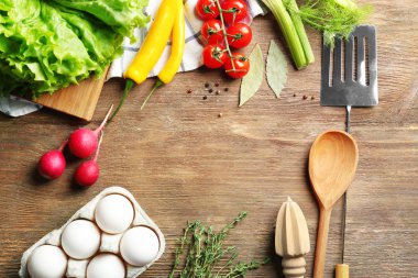 Mutfak gereçleri ve ahşap masa sebze. Pişirme Sınıflar kavramı