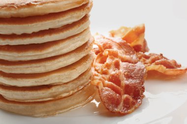 Lezzetli pankek ve pastırma beyaz arka plan üzerinde