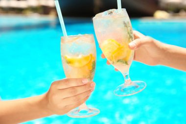 Limonata Yüzme Havuzu yanında olan genç kadın