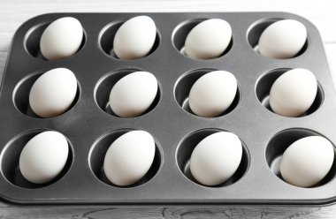 Çörek teneke tablo içinde katı pişmiş yumurta