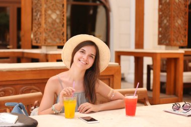 Kafede limonata içmek güzel genç kadın