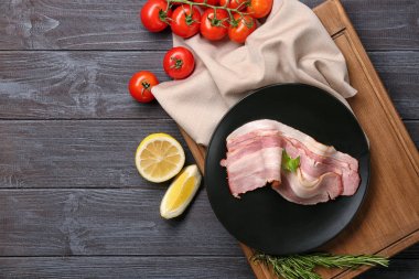 Ahşap tahta ve ahşap arka plan üzerinde yemek pişirmek için malzemeler ile kompozisyon