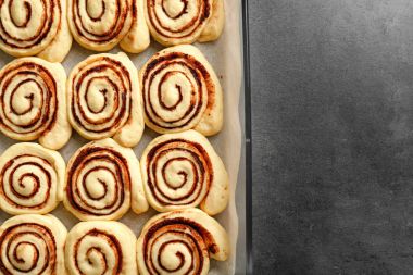 Ham tarçın rulo pişirme çanağı içinde masaya