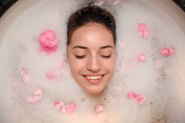 Banyo 'da Dinlenen Kadın  