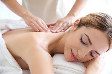Masaj spa salonu sahip genç güzel kadın
