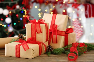 Hediye kutularıyla Noel kompozisyonu