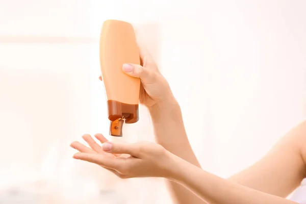 Young woman holding bottle — Stock Photo, Image