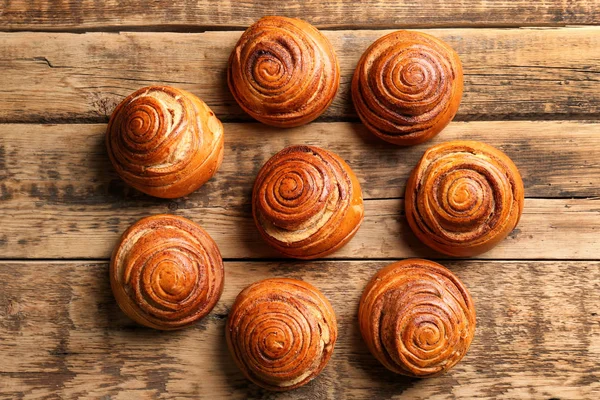 Ahşap masa üzerinde tatlı tarçın rulo