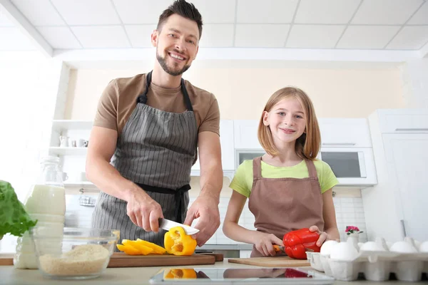 Vater und Tochter kochen Mahlzeit — Stockfoto